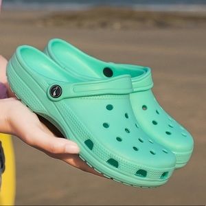 BRAND NEW Beachslip on summer shoes 💚💚